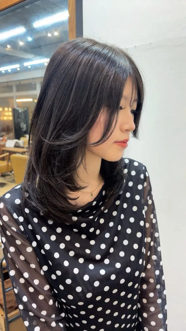 ミディアム レイヤーカット ヘアカラー トリートメント 増子 朋花のヘアスタイル