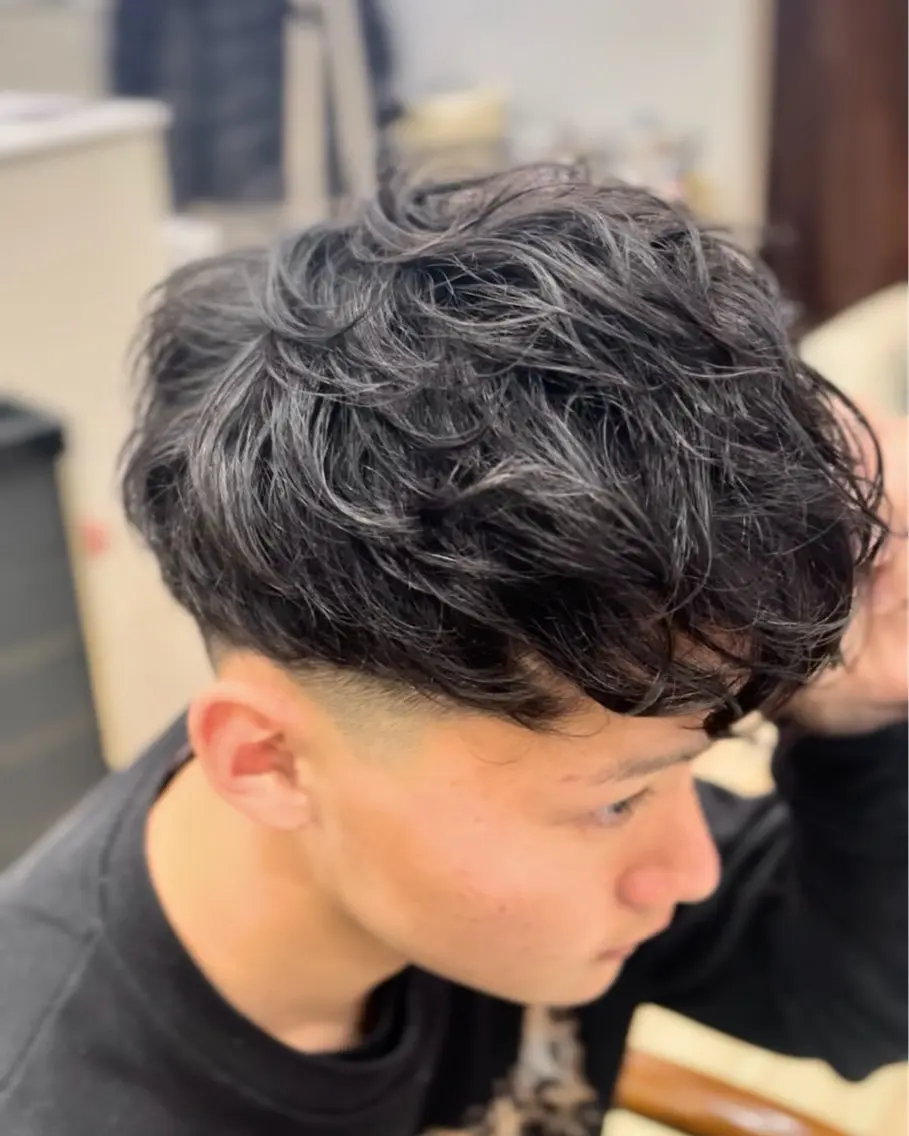 ショート メンズ スペインカール 亀井 慎太郎のヘアスタイル