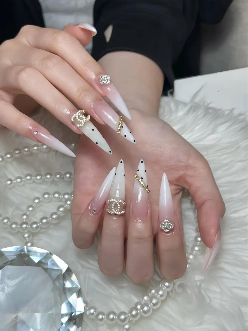 ネイル チークネイル ドット フレンチネイル グラデーション ハート ハンドネイル Julli NailStudioのネイルデザイン