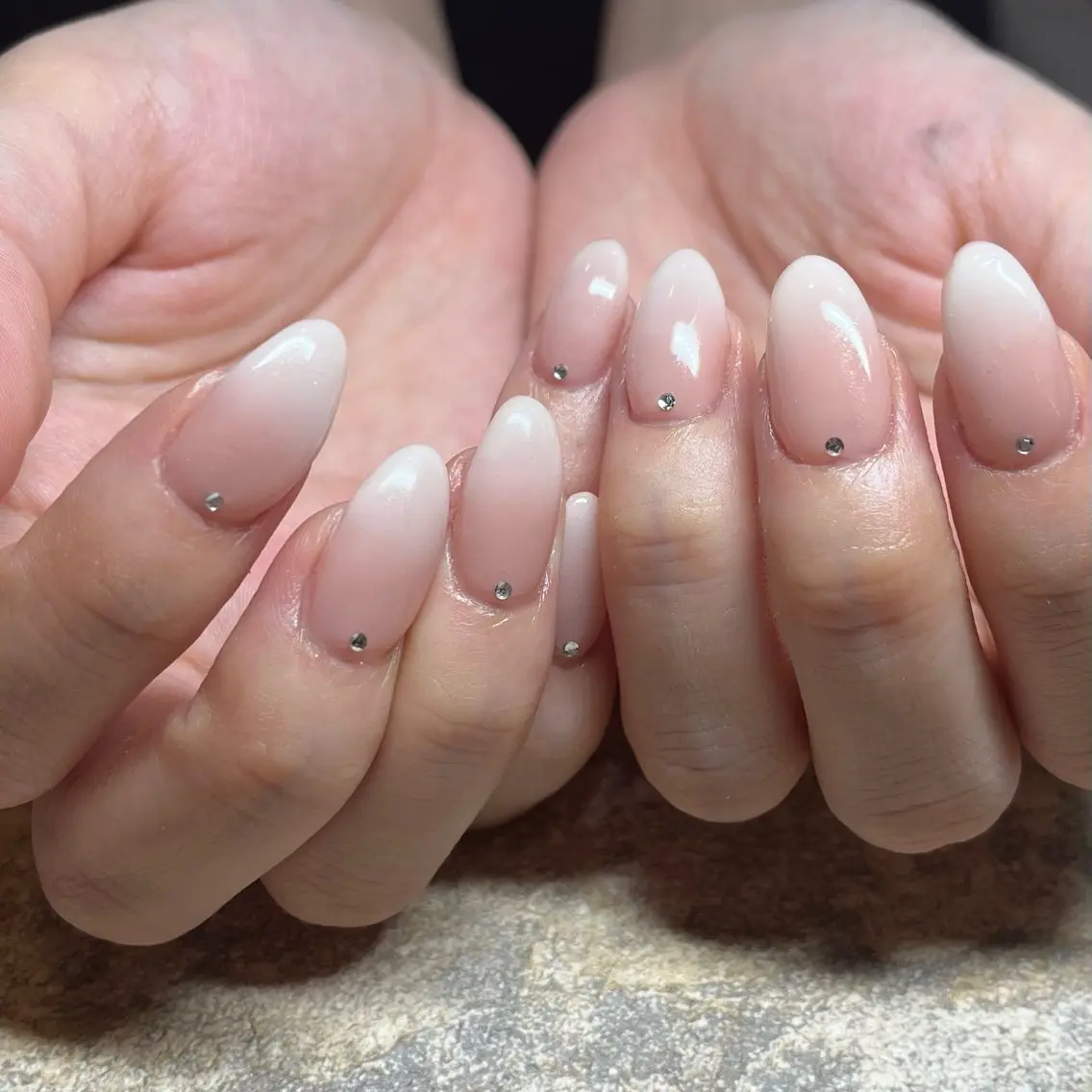 ネイル グラデーション オフィスネイル シンプルネイル ホワイト rio nailのネイルデザイン