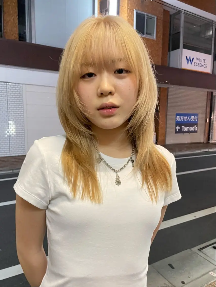 セミロング mio /ハイトーンのヘアスタイル