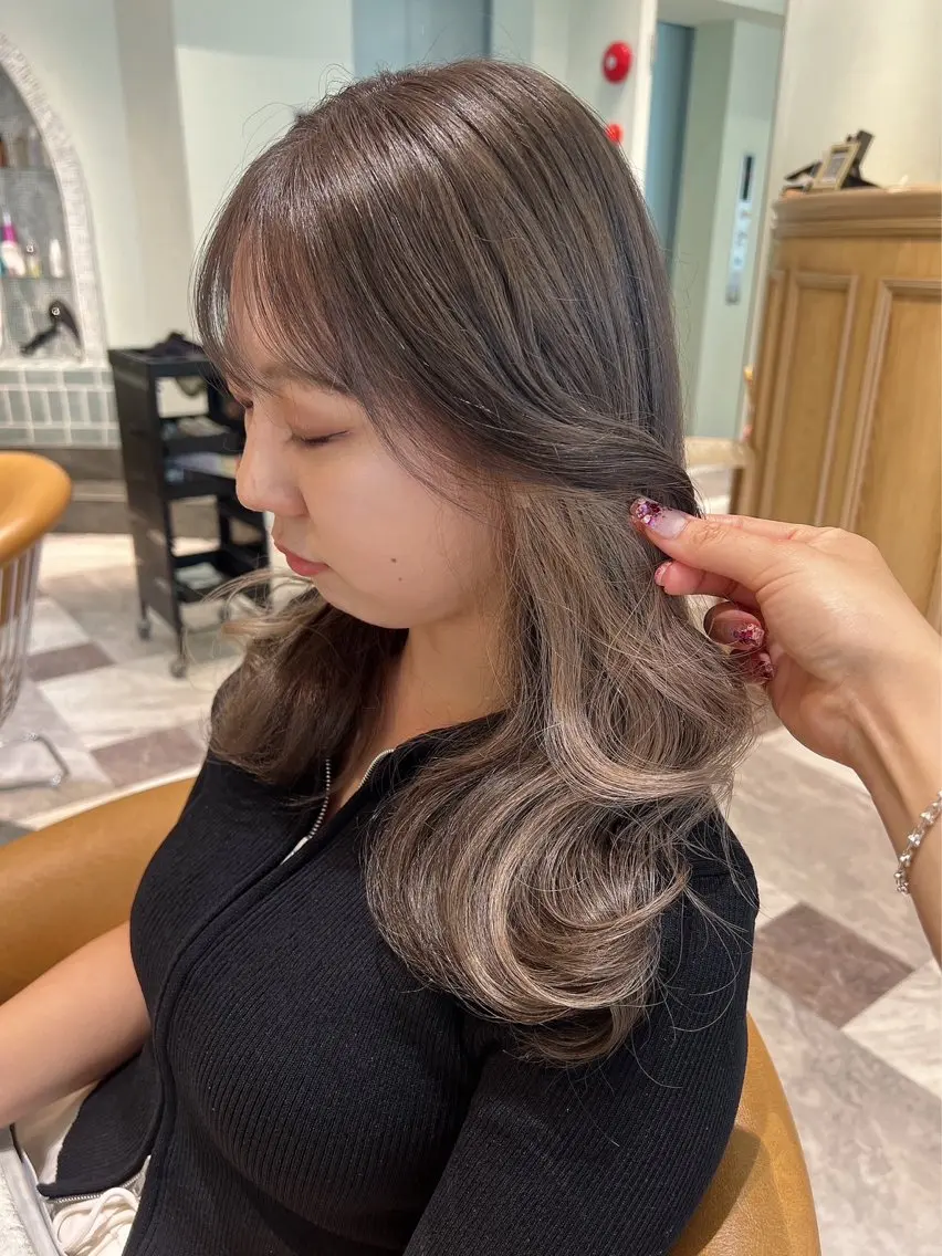 ロング ボブ ハイライト 髪質改善 ヘアカラー トリートメント 栄ハイトーン/ ベージュカラー中園薪のヘアスタイル