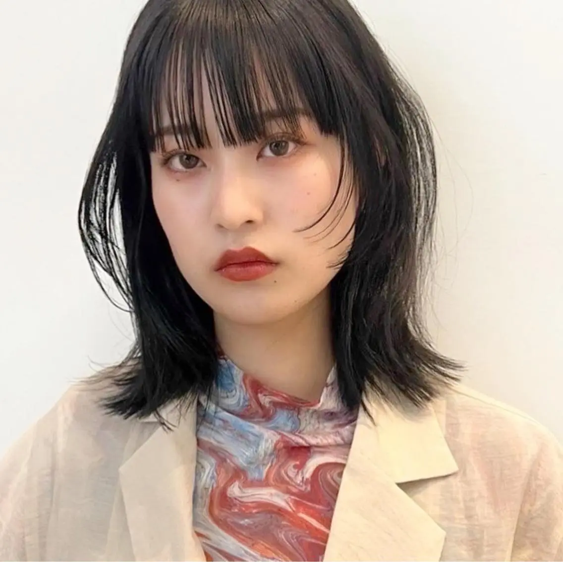 ミディアム カラー 切りっぱなしボブ ブリーチ グレージュ ハイトーンカラー ボブ カット ヘアカラー トリートメント レイヤー専門家 ダブルカラー修のヘアスタイル