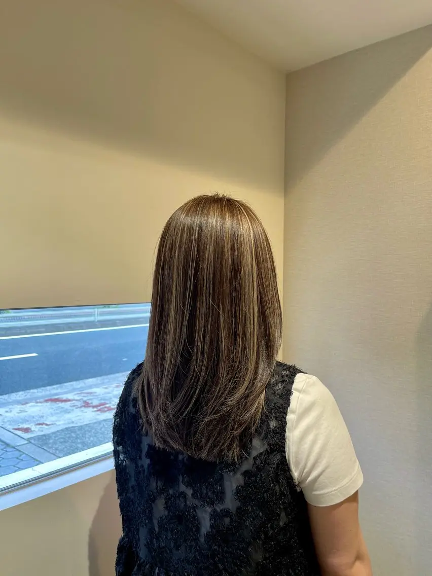 セミロング ハイライト ヘアカラー 尼丁 勇磨のヘアスタイル