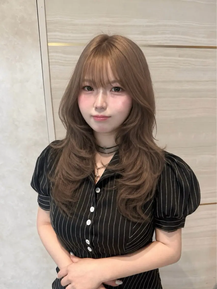 ミディアム カラー ヘアアレンジ ヘアカラー トリートメント 🌿巴結生🌱大宮 ミルクティーベージュのヘアスタイル