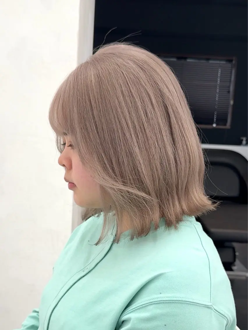 ミディアム カラー ベージュカラー ブリーチ ケアブリーチ 透明感カラー デザインカラー カット ヘアカラー トリートメント 似合わせカット/ ハイトーン/aoiのヘアスタイル