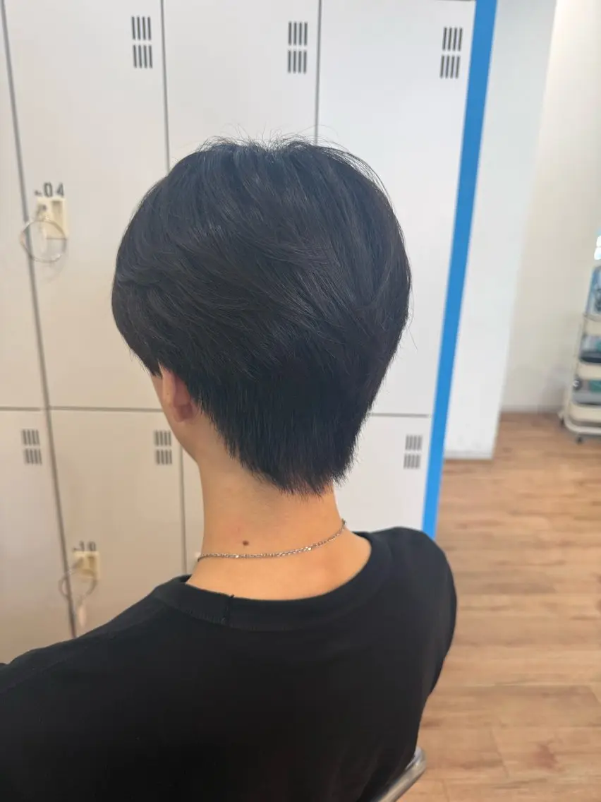 ショート メンズ センターパート 刈り上げ fenice natsumiのヘアスタイル