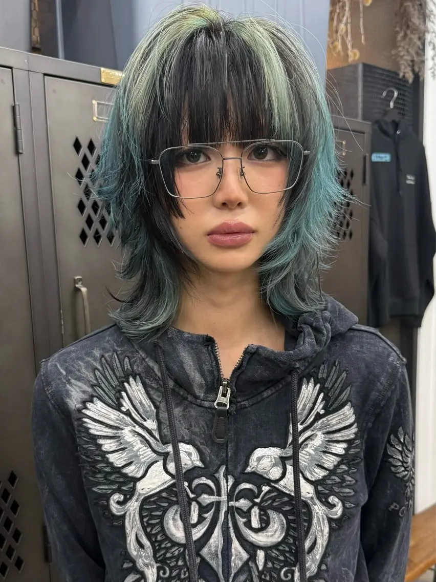 セミロング カラー イツク ⚡️ ルーツ/ハイトーンのヘアスタイル