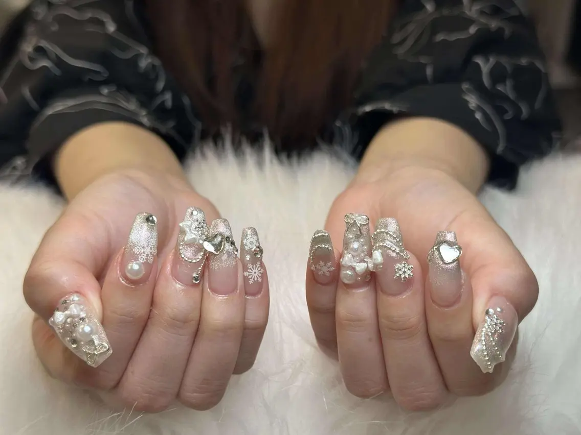 ネイル グラデーション キラキラネイル ワンカラーネイル 冬ネイル Jenn Nail Salonのネイルデザイン