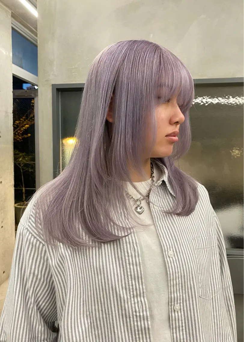 ミディアム カラー ヘアアレンジ ブロンド パープルカラー シルバー レイヤーカット ヘアカラー トリートメント mina 🌷のヘアスタイル