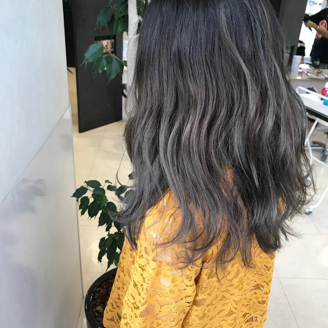 セミロング カラー ブリーチ ダークシルバー シルバー カット ヘアカラー Oopsレイヤー 加藤澄都のヘアスタイル
