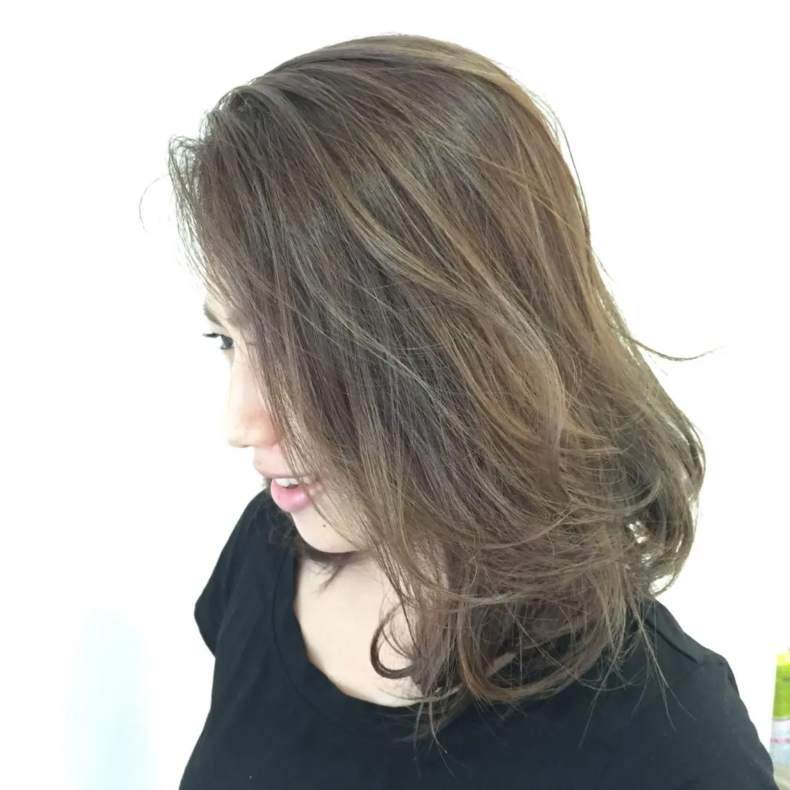 セミロング カラー アッシュ ブリーチ グラデーションカラー 岡田 杏のエステ・リラクイメージ