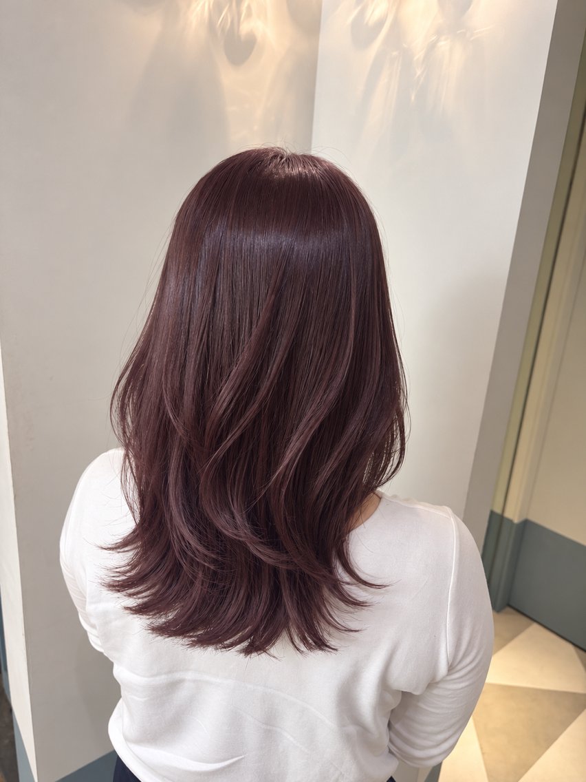 ミディアム カラー ブラウンカラー パープルカラー くびれヘア レイヤーカット 外ハネヘア カット ヘアカラー トリートメント ヒナ/酸性ストレート /髪質改善のヘアスタイル