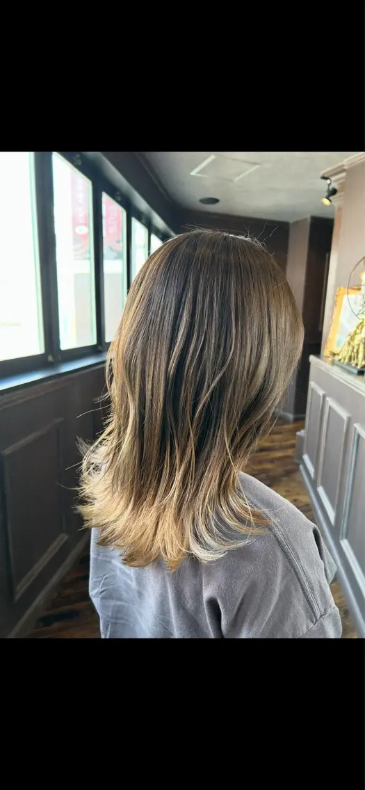 ミディアム カラー ヘアアレンジ 梅木李奈🕊️ レイヤー透明感カラーのヘアスタイル