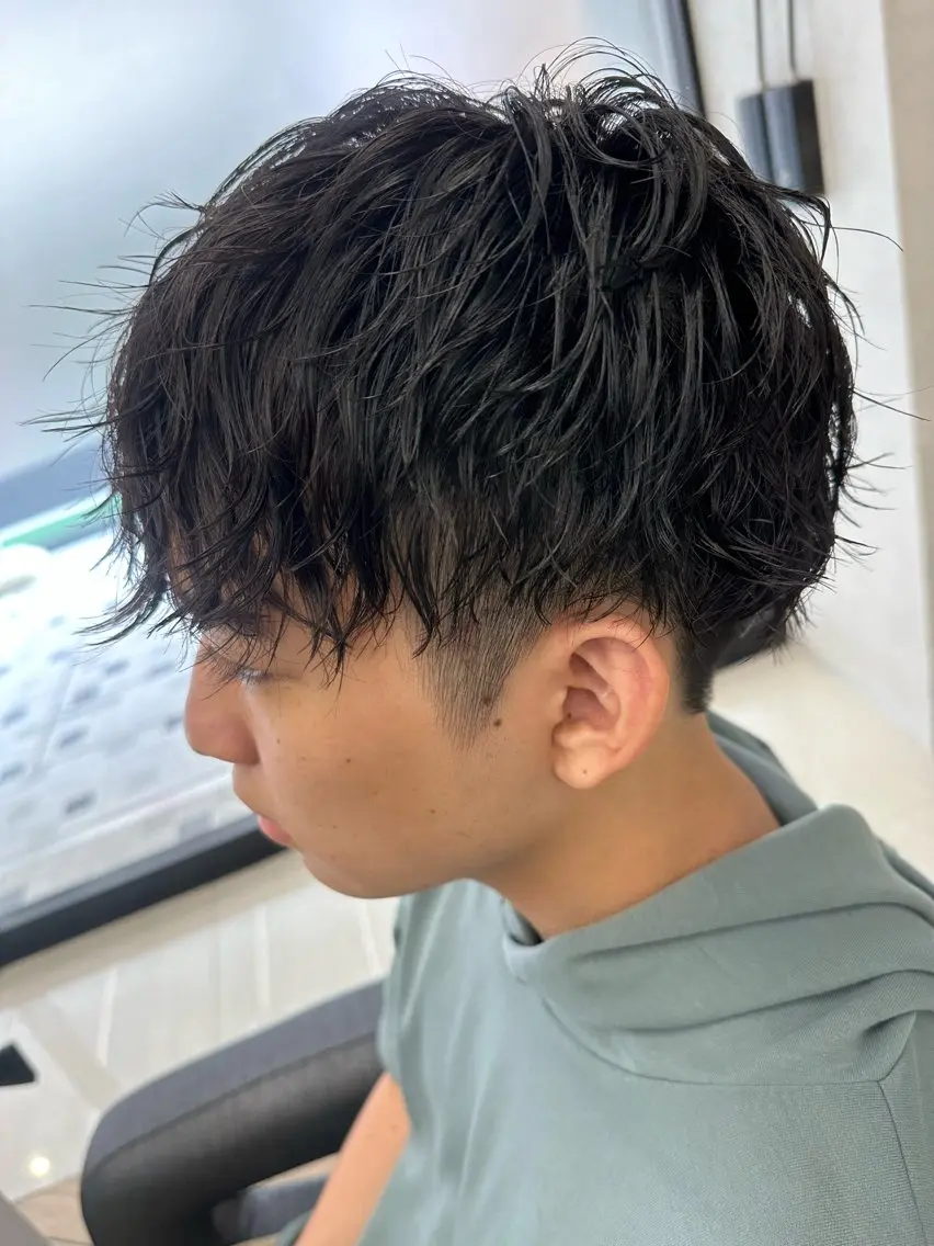 ミディアム パーマ メンズ ミディアムパーマ フェードカット メンズパーマ ツイストスパイラルパーマ 波巻きパーマ 💈メンズ特化 美容師サキ💈のヘアスタイル