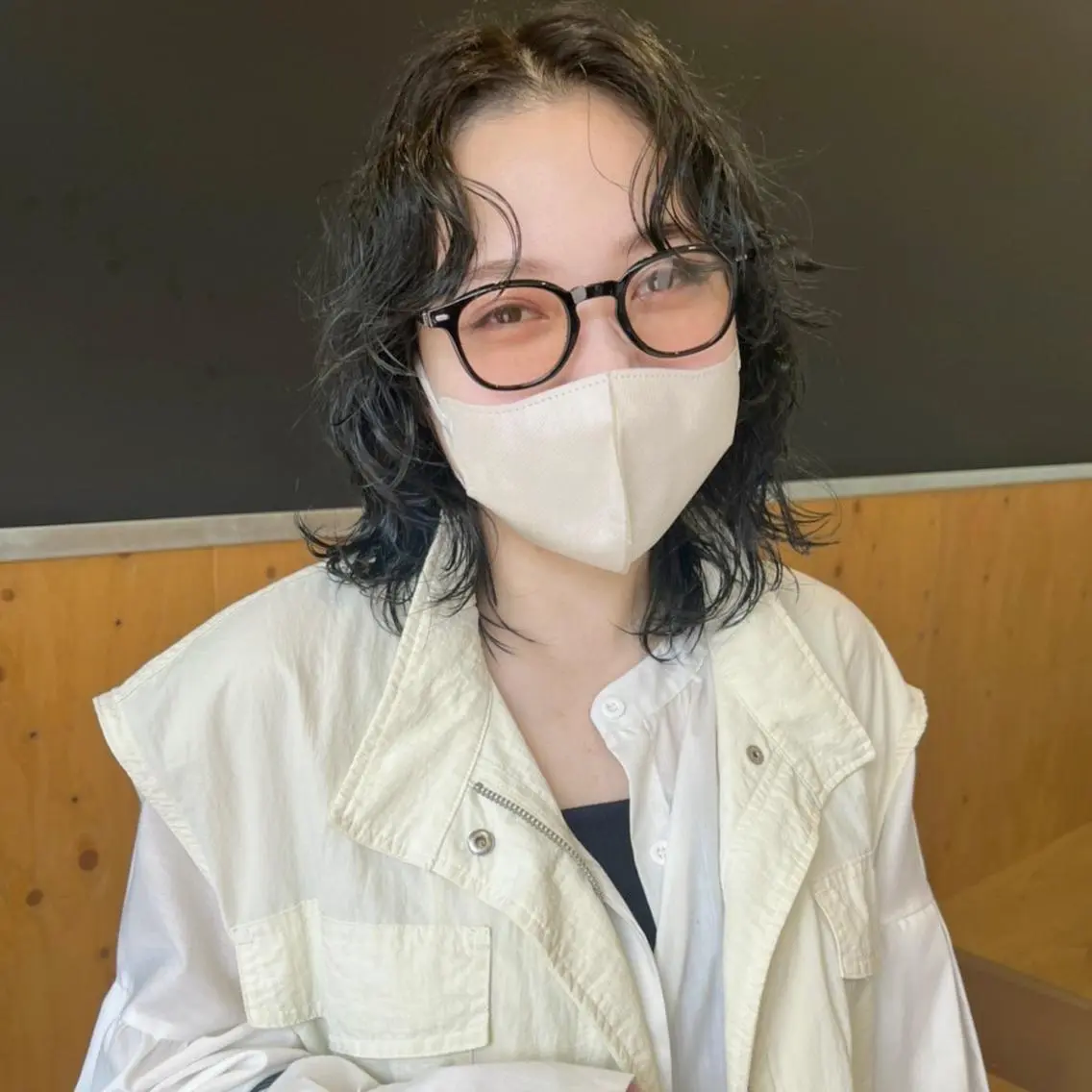 ミディアム カラー パーマ ネイビーカラー レイヤーカット アラキチヒロ THE REMMYのヘアスタイル