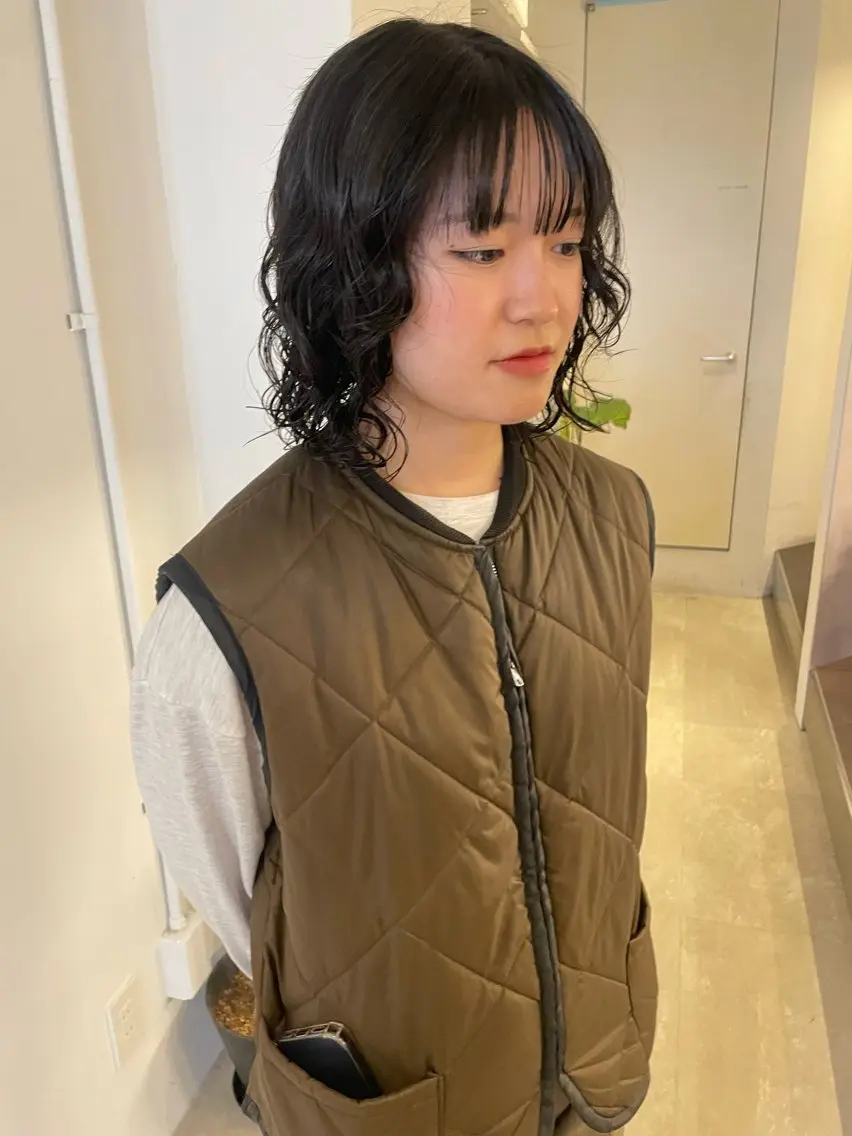 ミディアム カラー 黒髪 ブルーカラー ブルーブラック 透明感カラー 韓国風カラー ヘアカラー トリートメント MIU/ルーツカラー 顔まわりレイヤーのヘアスタイル