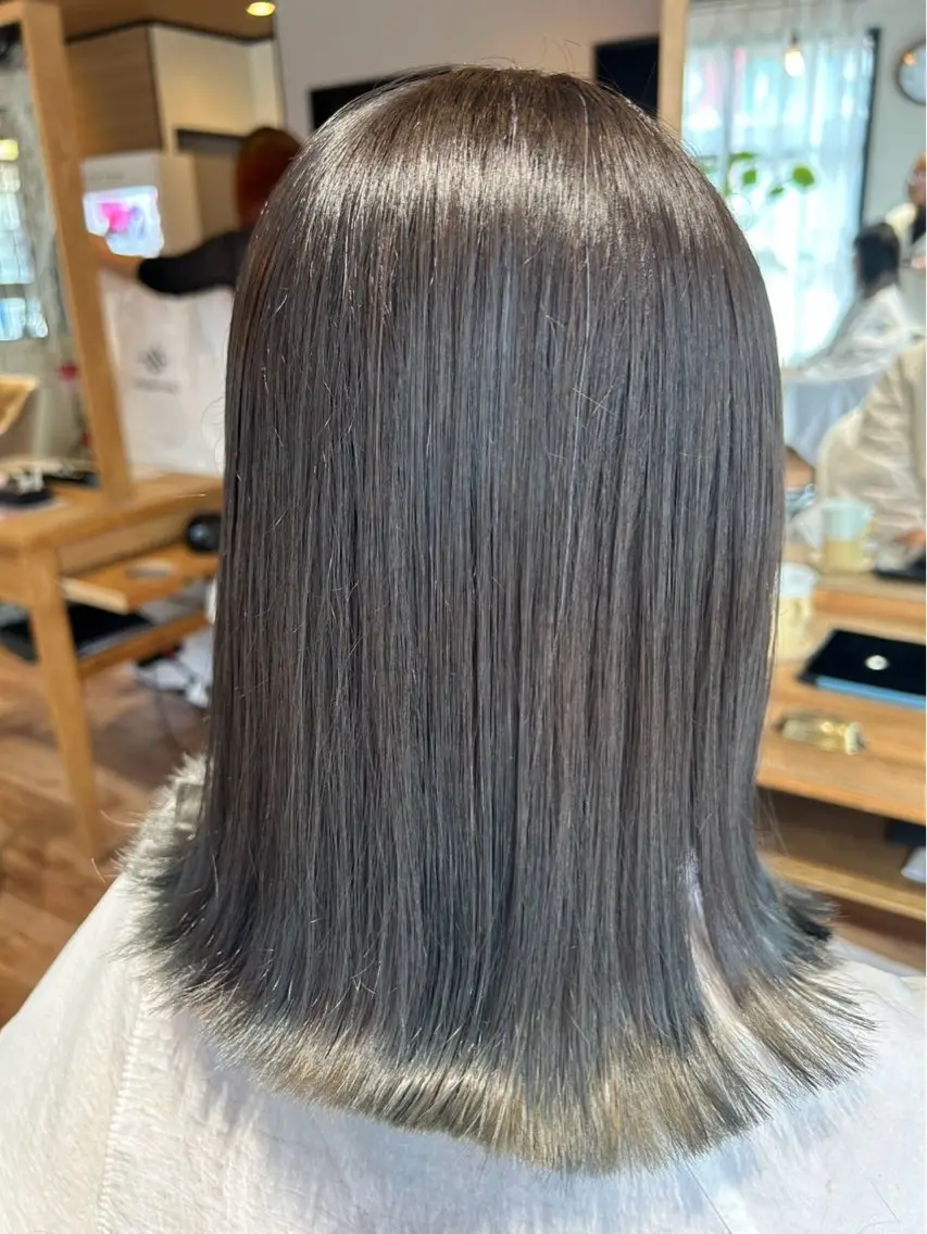 ミディアム 西村雪菜 グレイカラーのヘアスタイル
