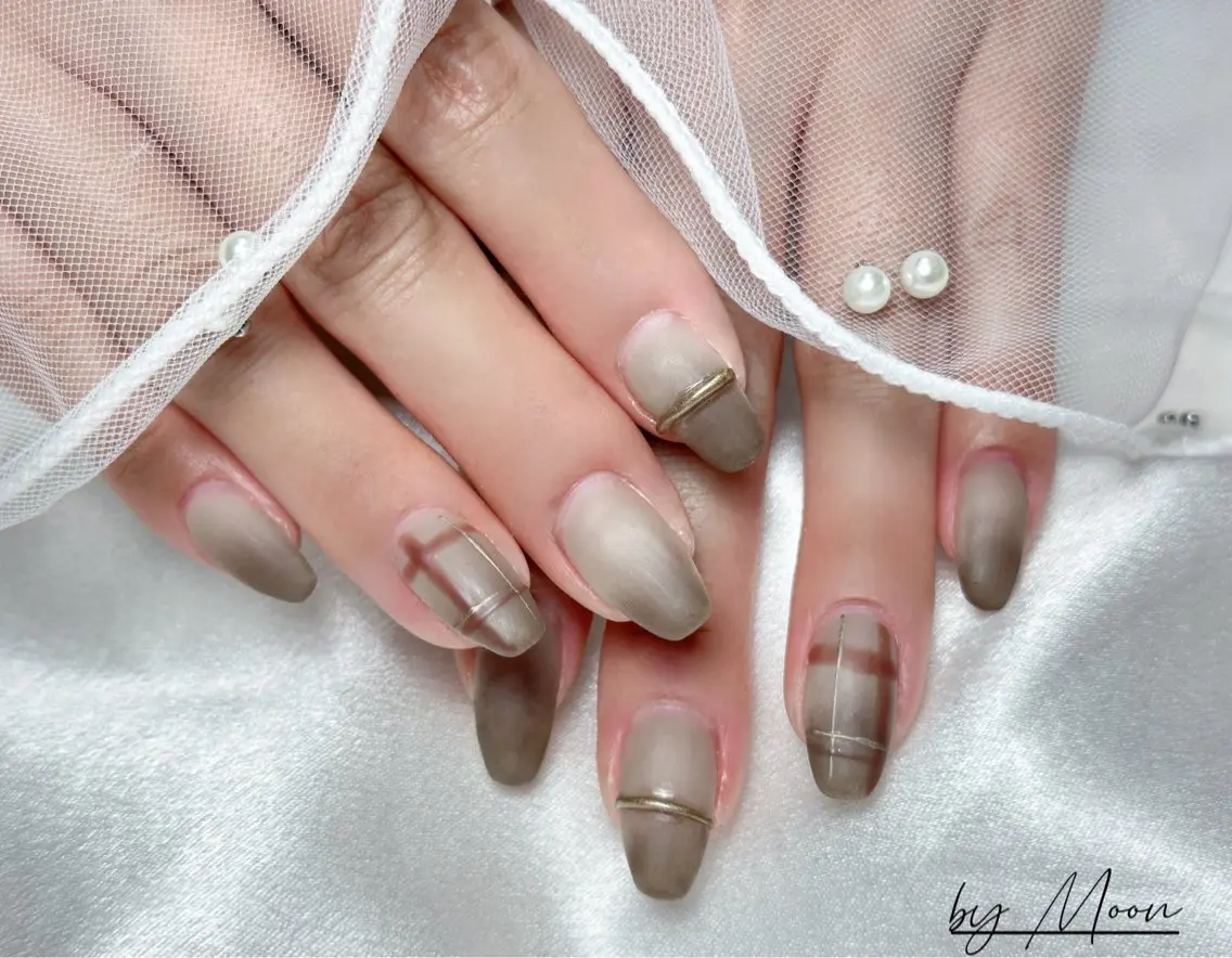 ネイル ブラウン ゴールド マットネイル ニュアンスネイル シンプルネイル Moon Nailsのネイルデザイン