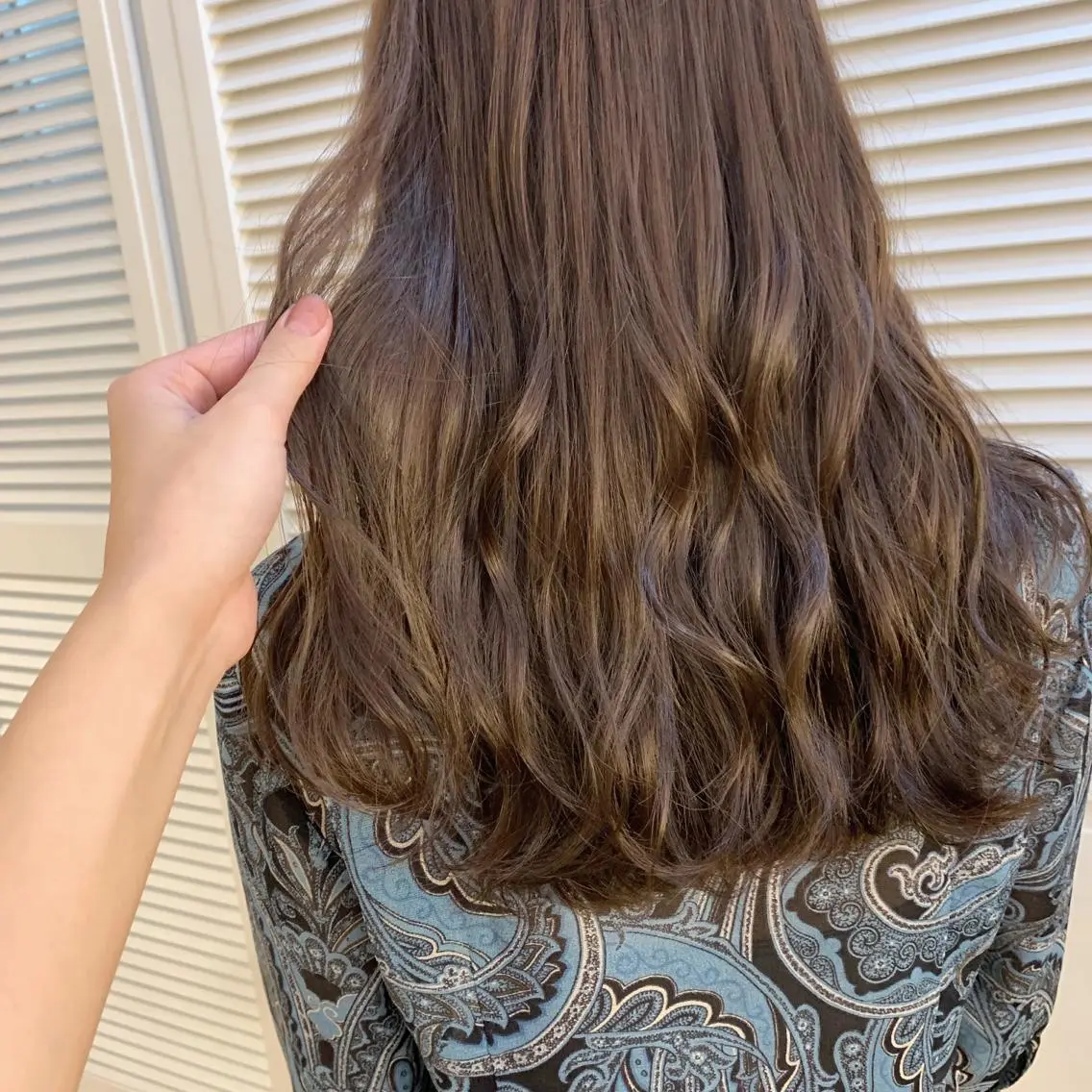 カラー ブリーチ グレージュ ブリーチなしカラー 天野 利咲のヘアスタイル