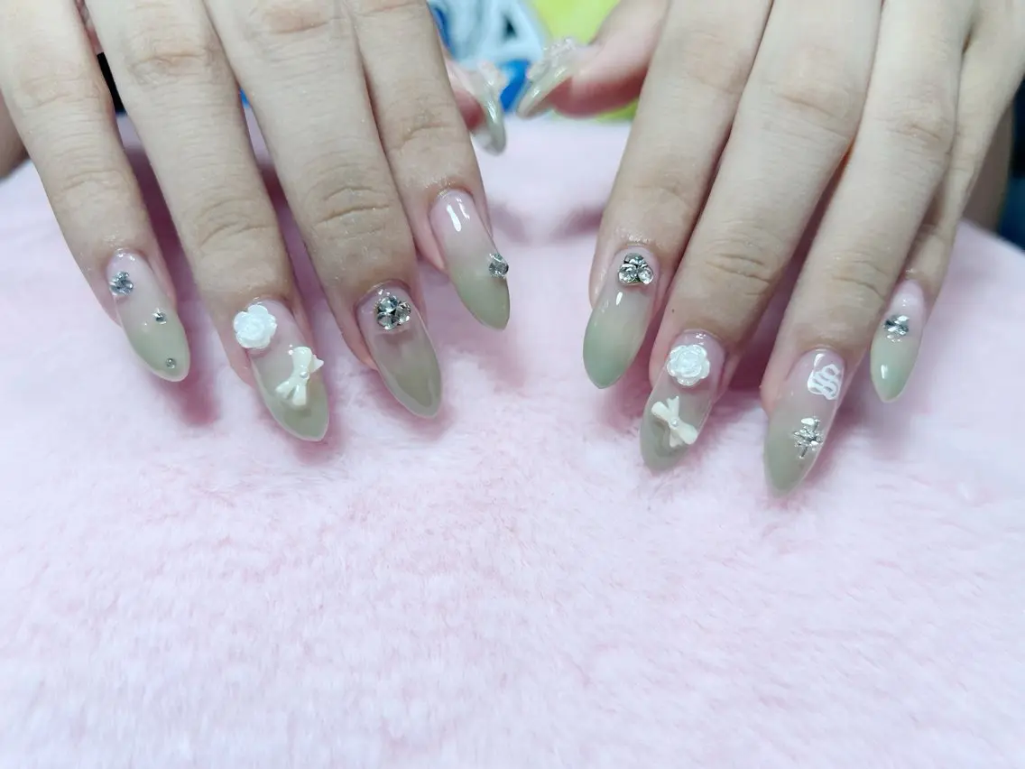 ネイル 長さ出し Hina ネイルサロンのネイルデザイン