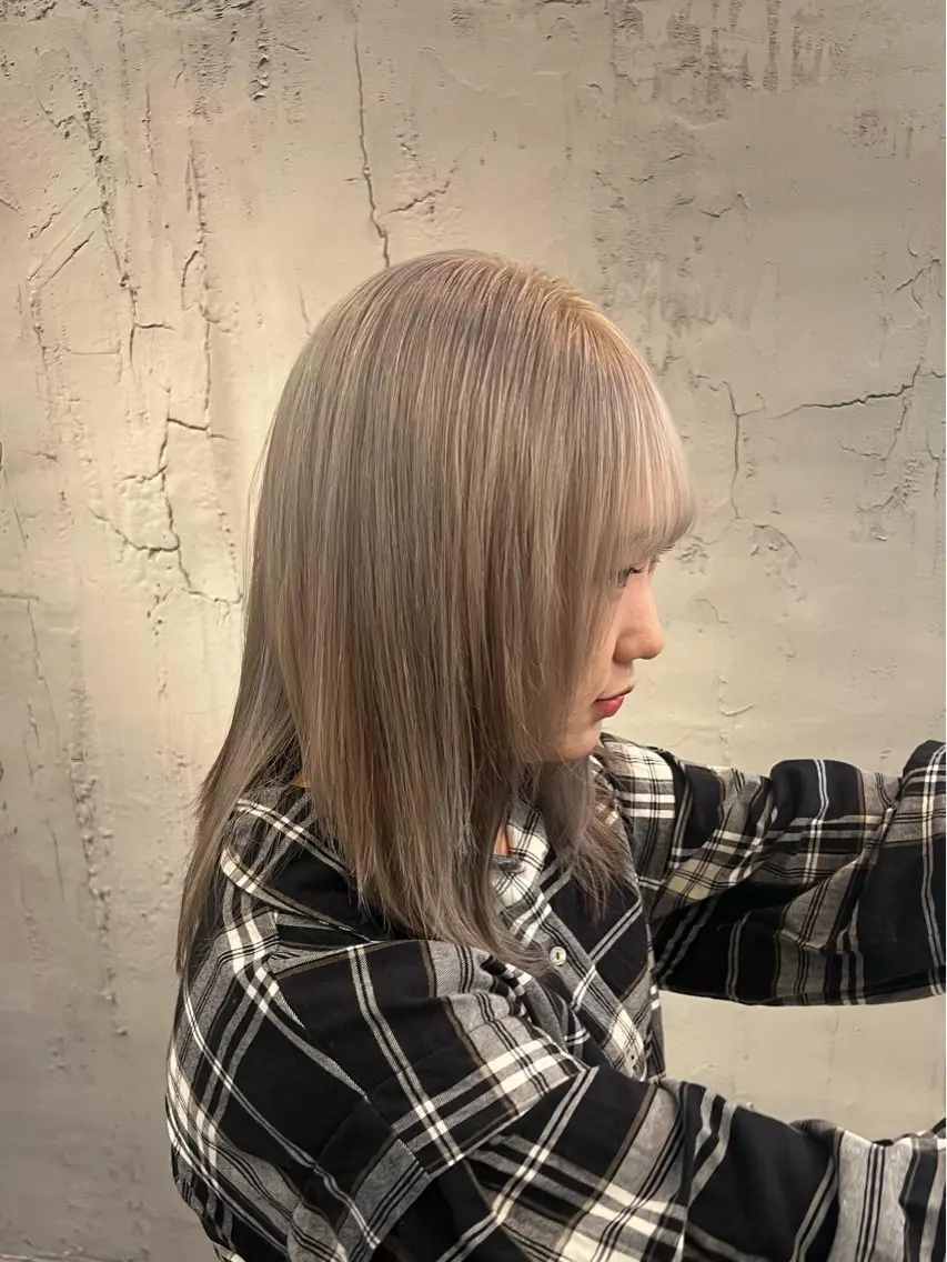 ミディアム カラー ブリーチ ブロンド シルバー ホワイトシルバー カット ヘアカラー トリートメント いぐちしょうた🫧 VISAGEbaskのヘアスタイル