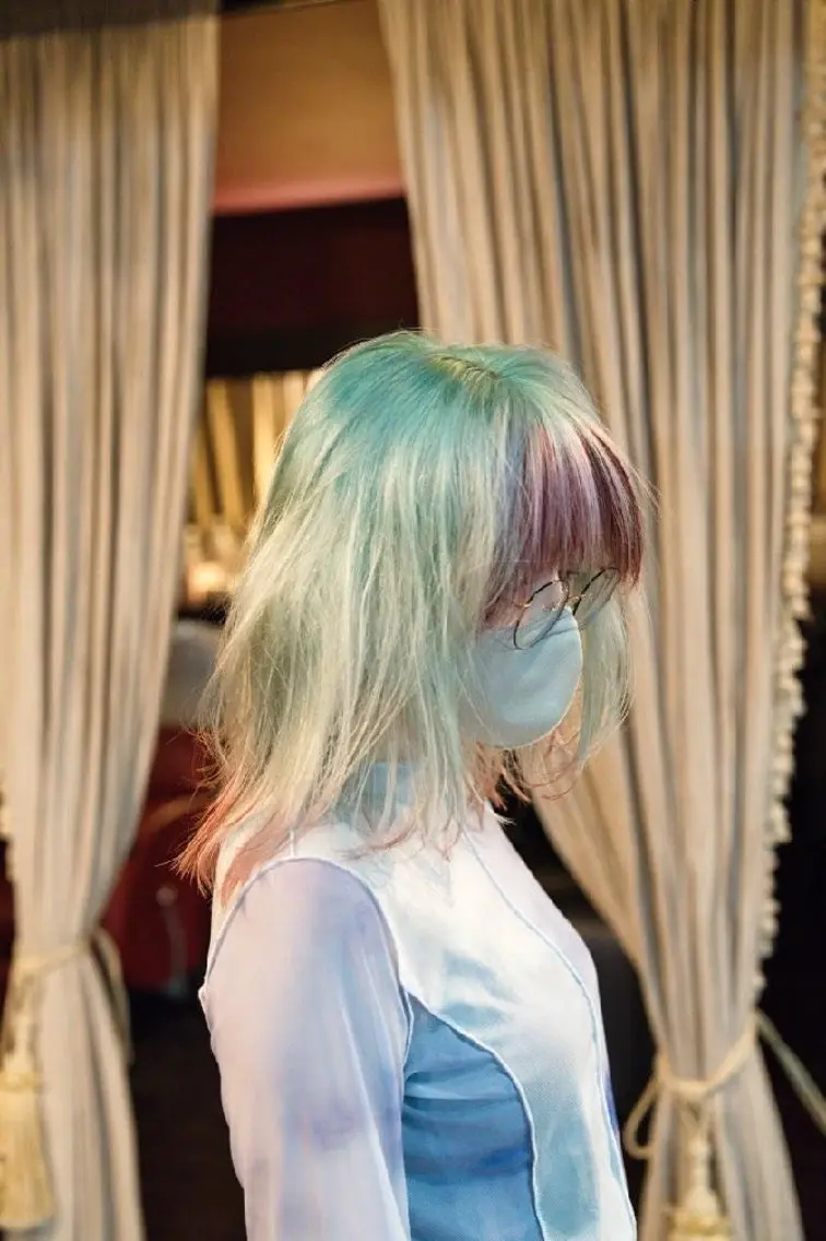 ミディアム カラー ハイトーンカラー ミント レッドカラー 顔周りカット レイヤーカット カット ヘアカラー トリートメント 安藤悠里/ハイトーン /デザインカラーのヘアスタイル