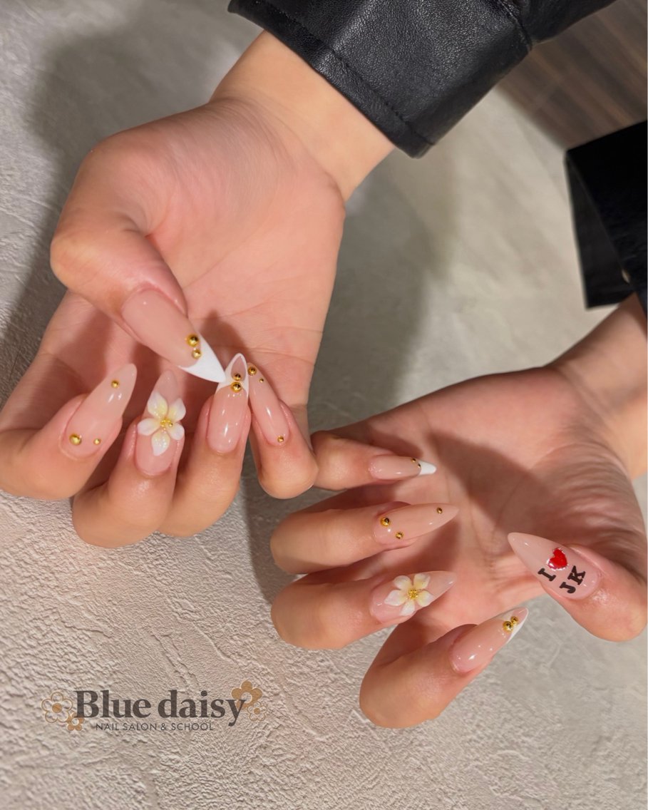 ネイル フラワーネイル ハンドネイル Blue daisy 栄本店のネイルデザイン