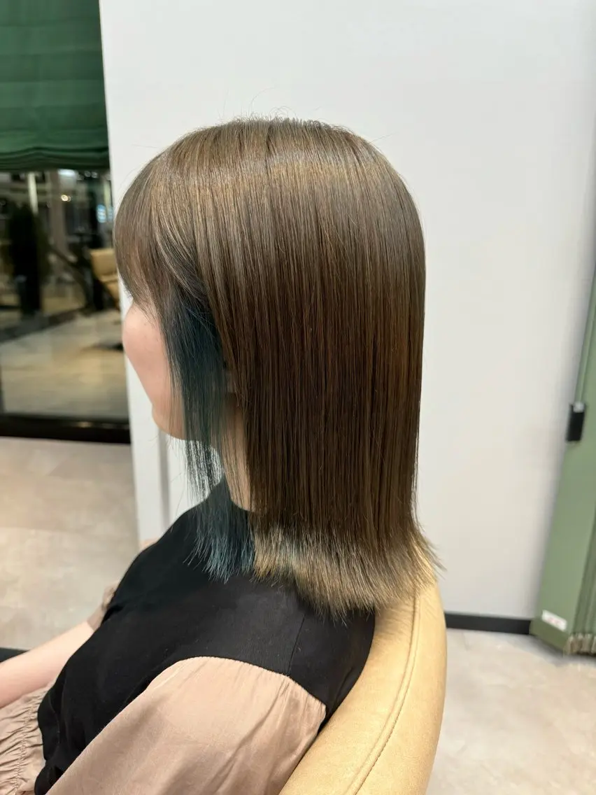 カラー ベージュカラー ブリーチ エメラルドグリーン オリーブベージュ ヘアカラー トリートメント 小暮 涼華のヘアスタイル