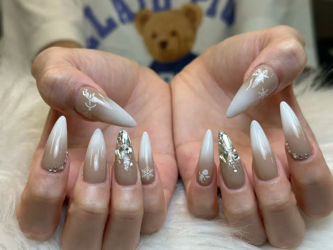 ネイル チークネイル ドット フレンチネイル グラデーション 韓国ネイル ハンドネイル Lisa Nail Salonのネイルデザイン