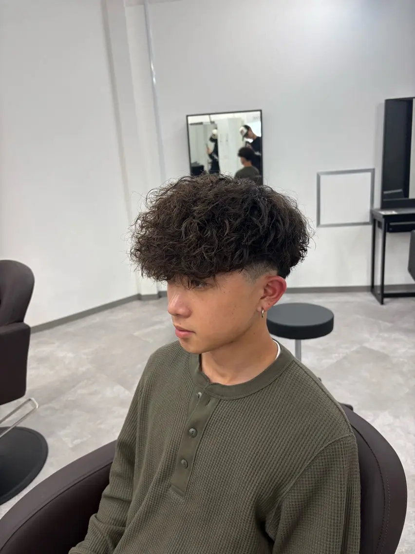 メンズ スペインカール スペインカール /フェードのヘアスタイル