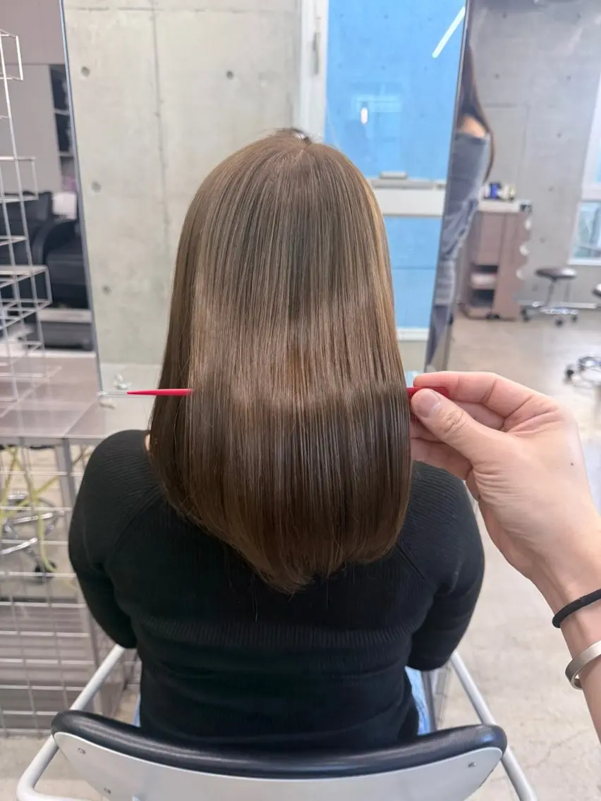 ロング カラー ロングレイヤー アッシュ ベージュカラー ブリーチ 透明感カラー カット 縮毛矯正 トリートメント 誰より丁寧なカット/ 小林輝/レイヤーのヘアスタイル