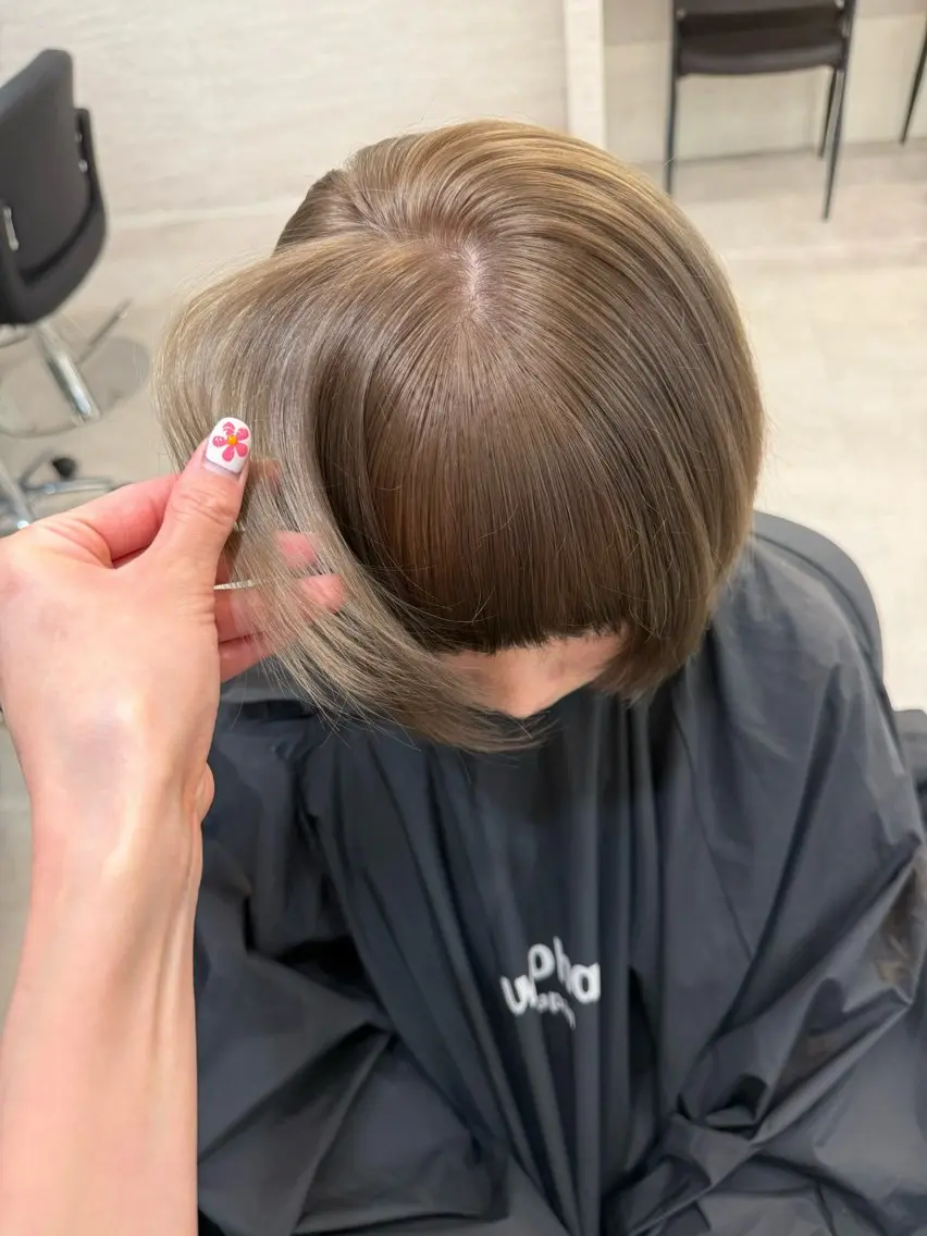 ミディアム カラー ベージュカラー ブリーチ カット ヘアカラー ウルフカット レイヤーカットのヘアスタイル