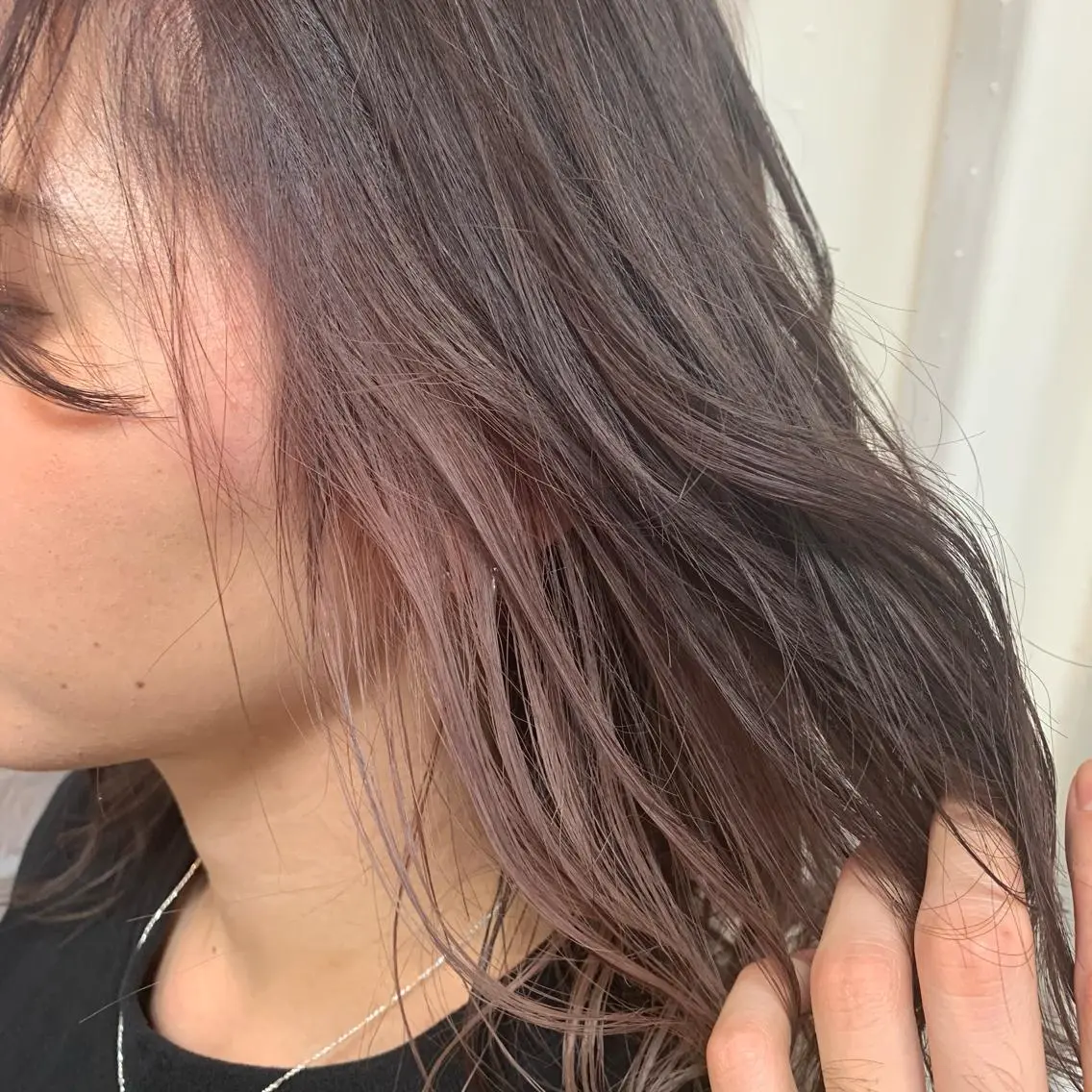 ロング アッシュ ラベンダーベージュ ハイライト 齋藤 尋真のヘアスタイル