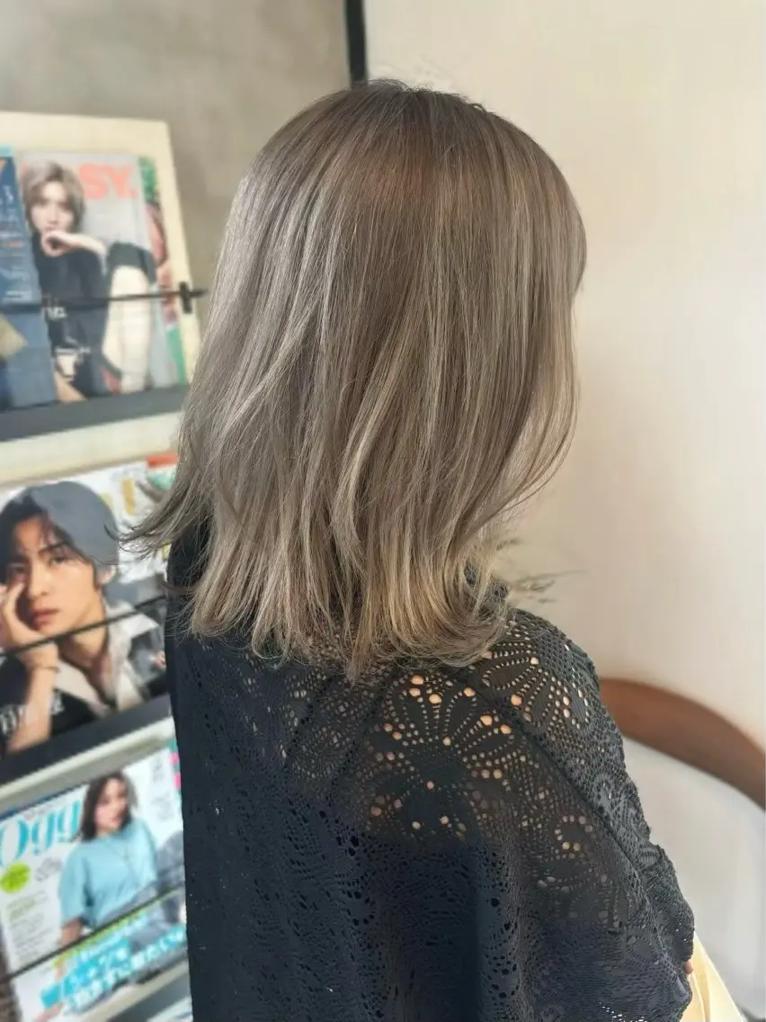 ミディアム カラー ブリーチ グレージュ オリーブグレージュ オリーブグレー カット ヘアカラー TAKAHASHI REIKAのヘアスタイル