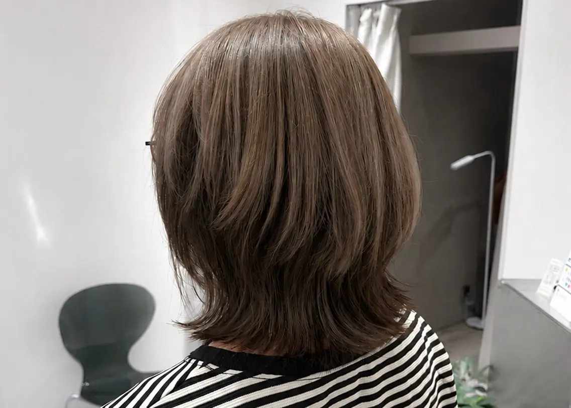 ミディアム ミルクティーカラー/ レイヤーカットAyaのヘアスタイル