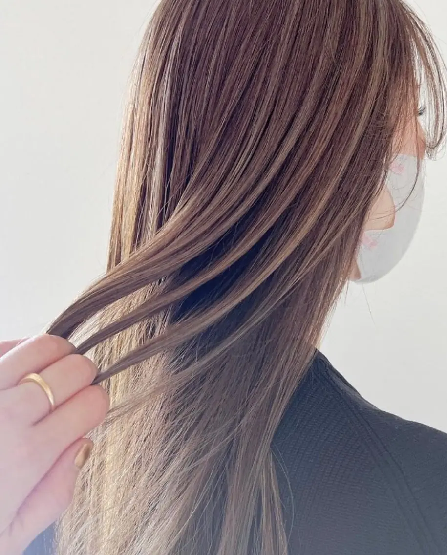 セミロング カラー ブリーチ イヤリングカラー ハイライトカラー ハイトーンカラー ハイライト カット ヘアカラー トリートメント 酸性ストレート/ブリ ーチなしWカラー河本のヘアスタイル