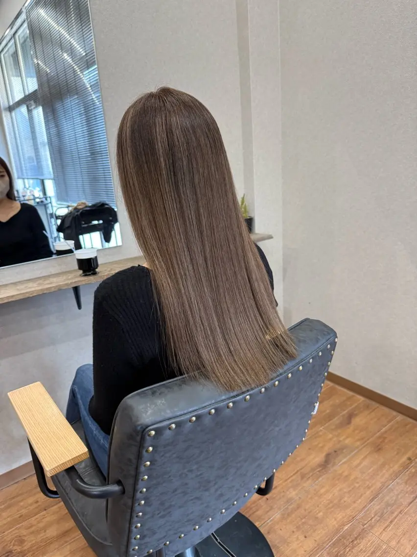 ロング カラー ベージュカラー ミルクティーベージュ ヘアカラー トリートメント 鵜飼 真伍のヘアスタイル