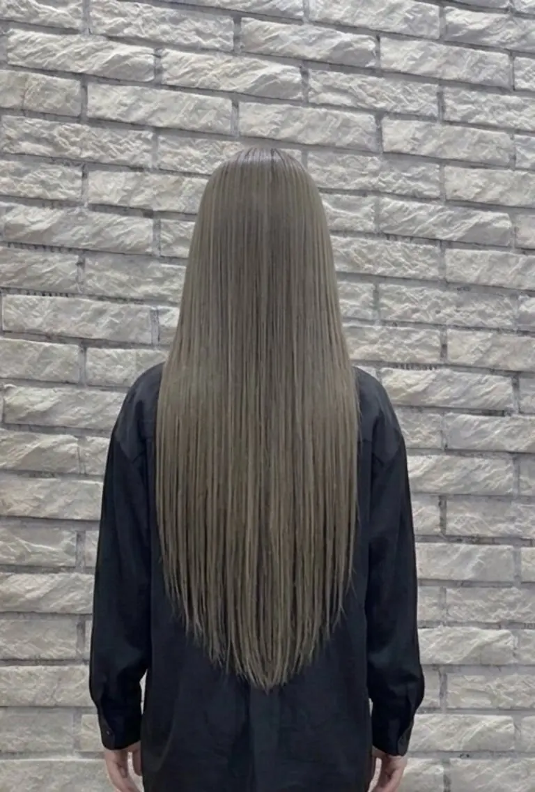 ロング 透明感カラー特化若山 結愛のヘアスタイル