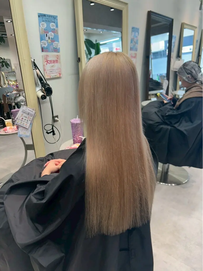 ロング ブリーチカラー😊 ハイトーン・ベージュのヘアスタイル