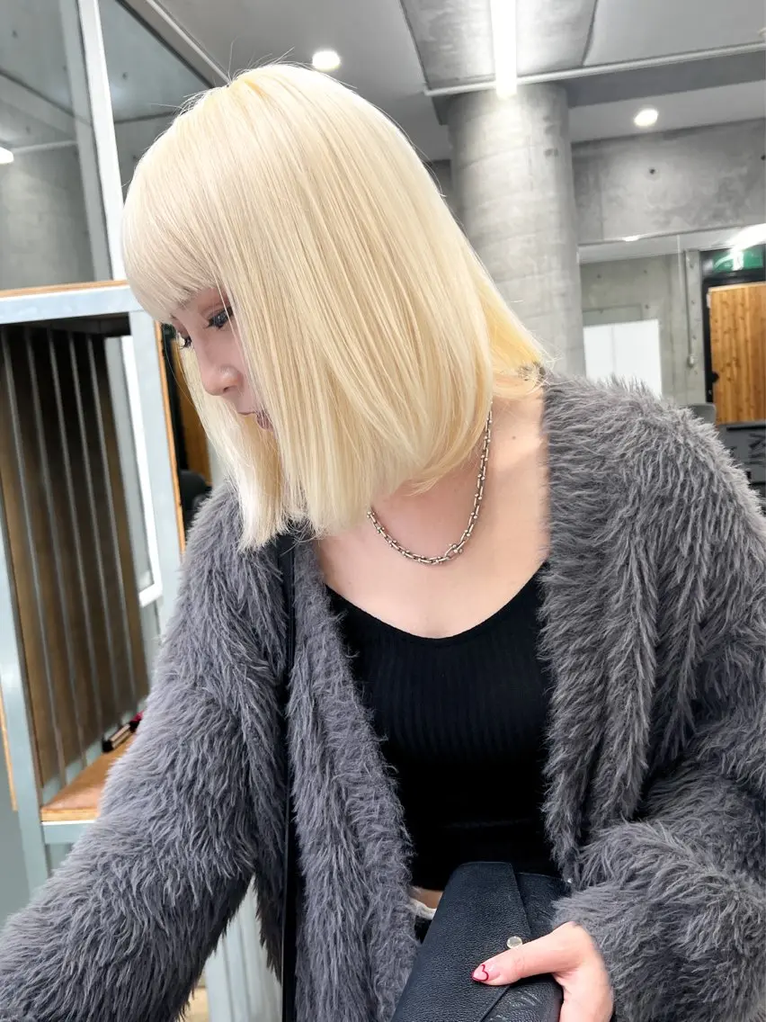 ミディアム カラー ブリーチ 抜きっぱなしブロンド ブロンド welring hair salonのヘアスタイル