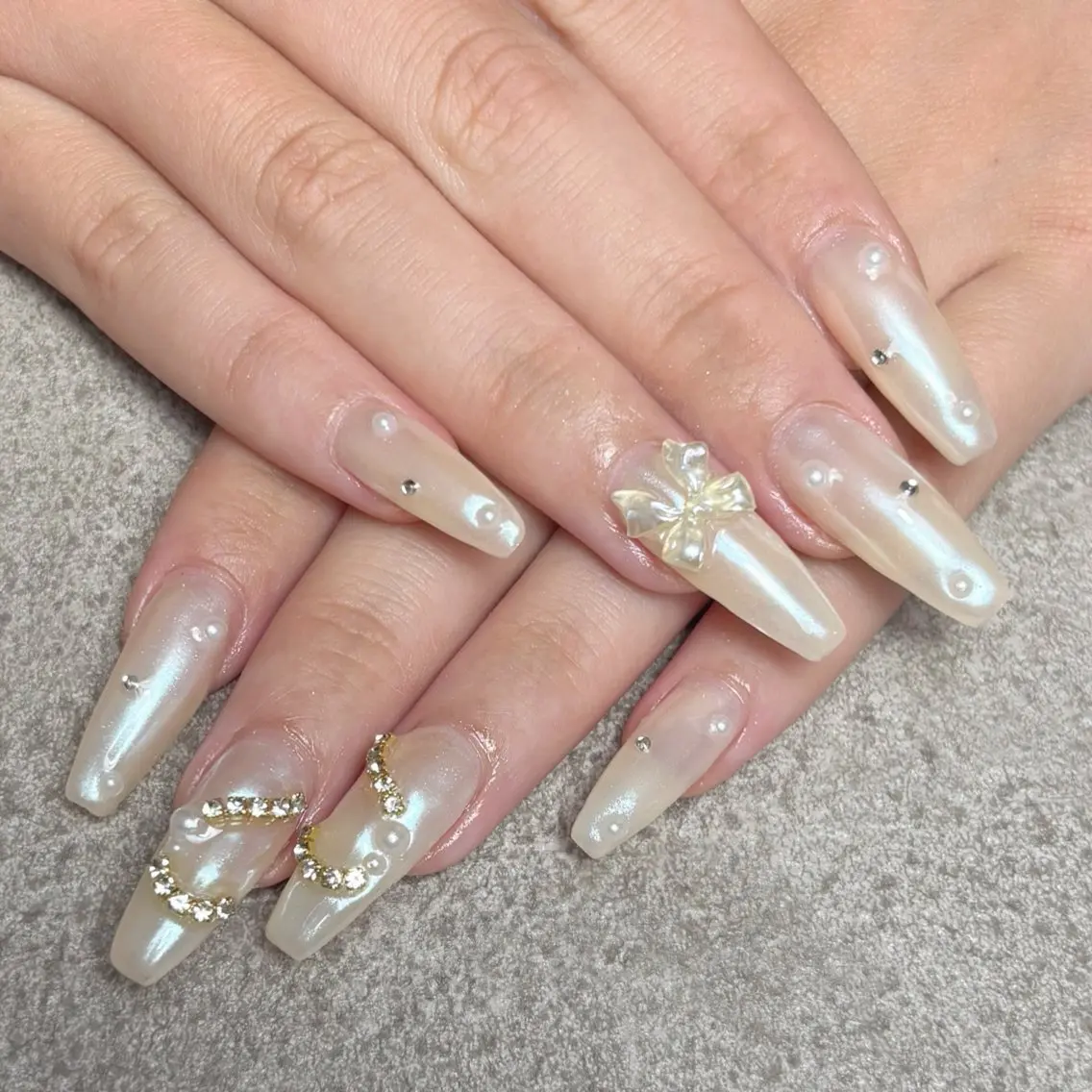 ネイル オーロラネイル ミラーネイル ホワイト ハンドネイル nailroom DIASOMNIAのネイルデザイン