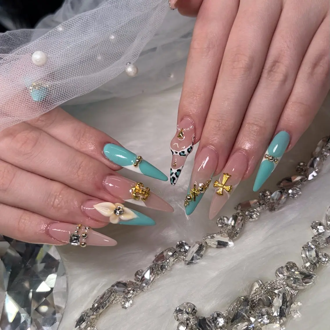 ネイル ハンドネイル 𝑅𝑖𝑛 🫧 アクリルスカルプのネイルデザイン