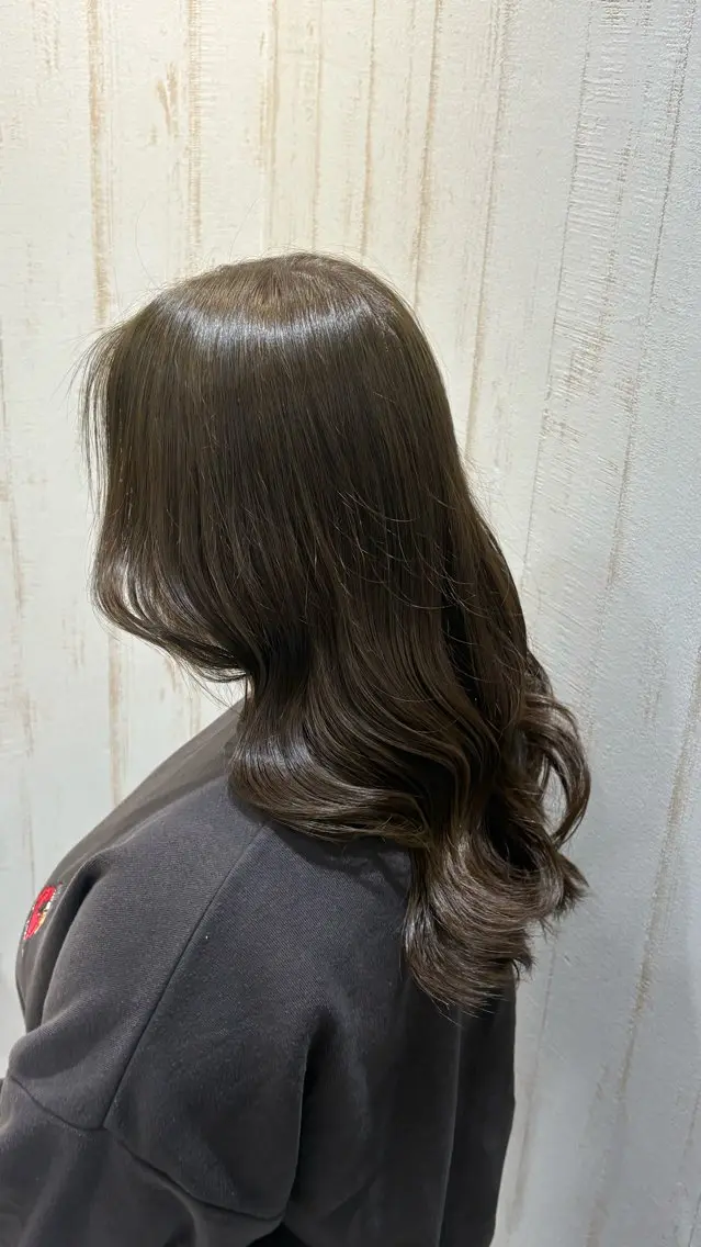カラー ヘアカラー 岡田 真鈴のヘアスタイル