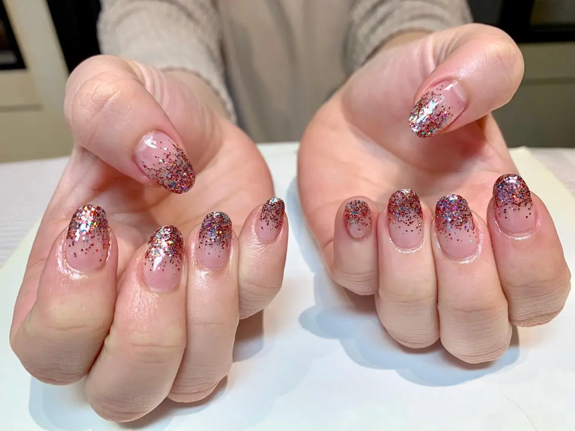 パラジェル使用💅オフなし60分で終わる時短クーポン🔥ラメグラデーションの写真