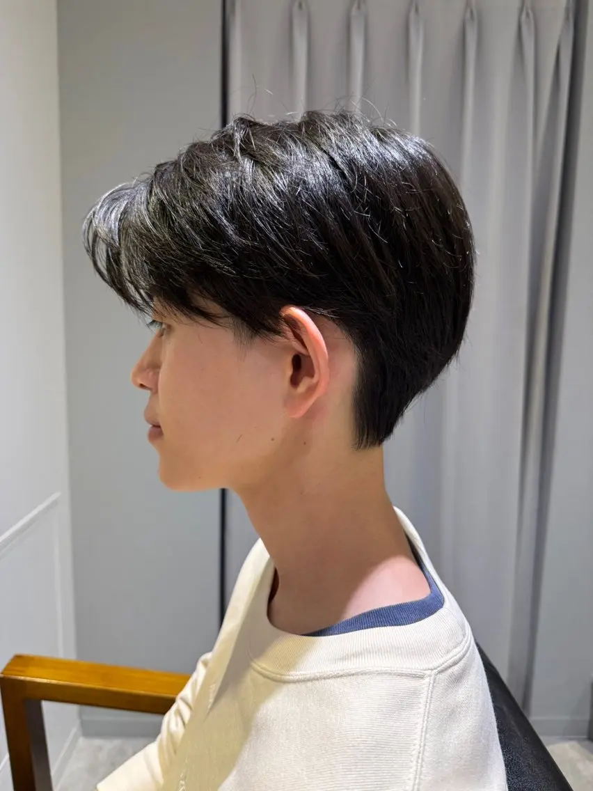 ショート メンズ センターパート ダウンパーマ フェザーパーマ メンズハイライト メンズ韓国風 藤崎百道メンズカット Zina/森井唯央のヘアスタイル