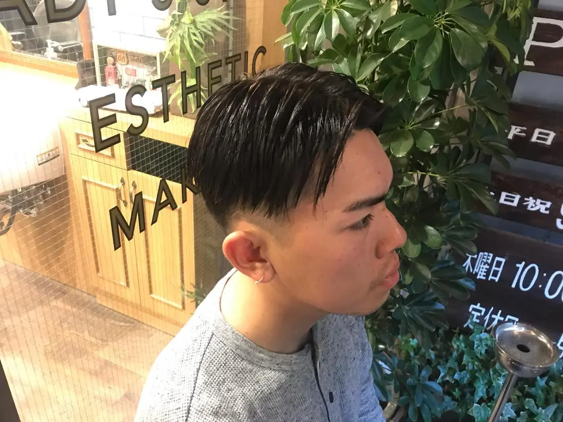 ショート メンズ センターパート フェードカット 時久 葵のヘアスタイル