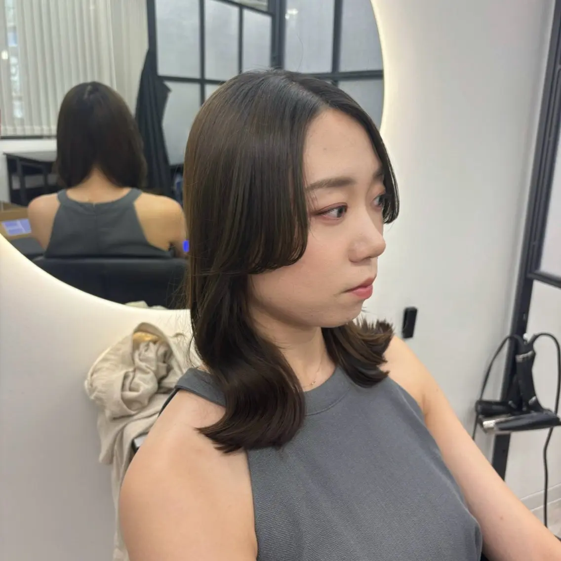 セミロング カット Ren. 🦋デザインカラーのヘアスタイル