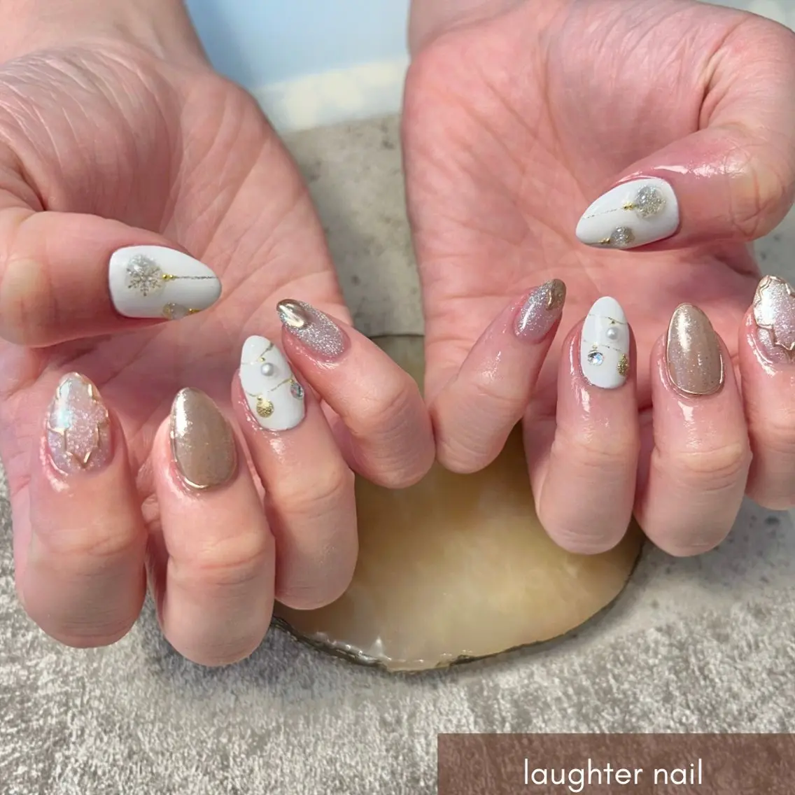 ネイル アートネイル ジェルネイル キラキラネイル マグネットネイル ホワイト ハンドネイル laughter nailのネイルデザイン