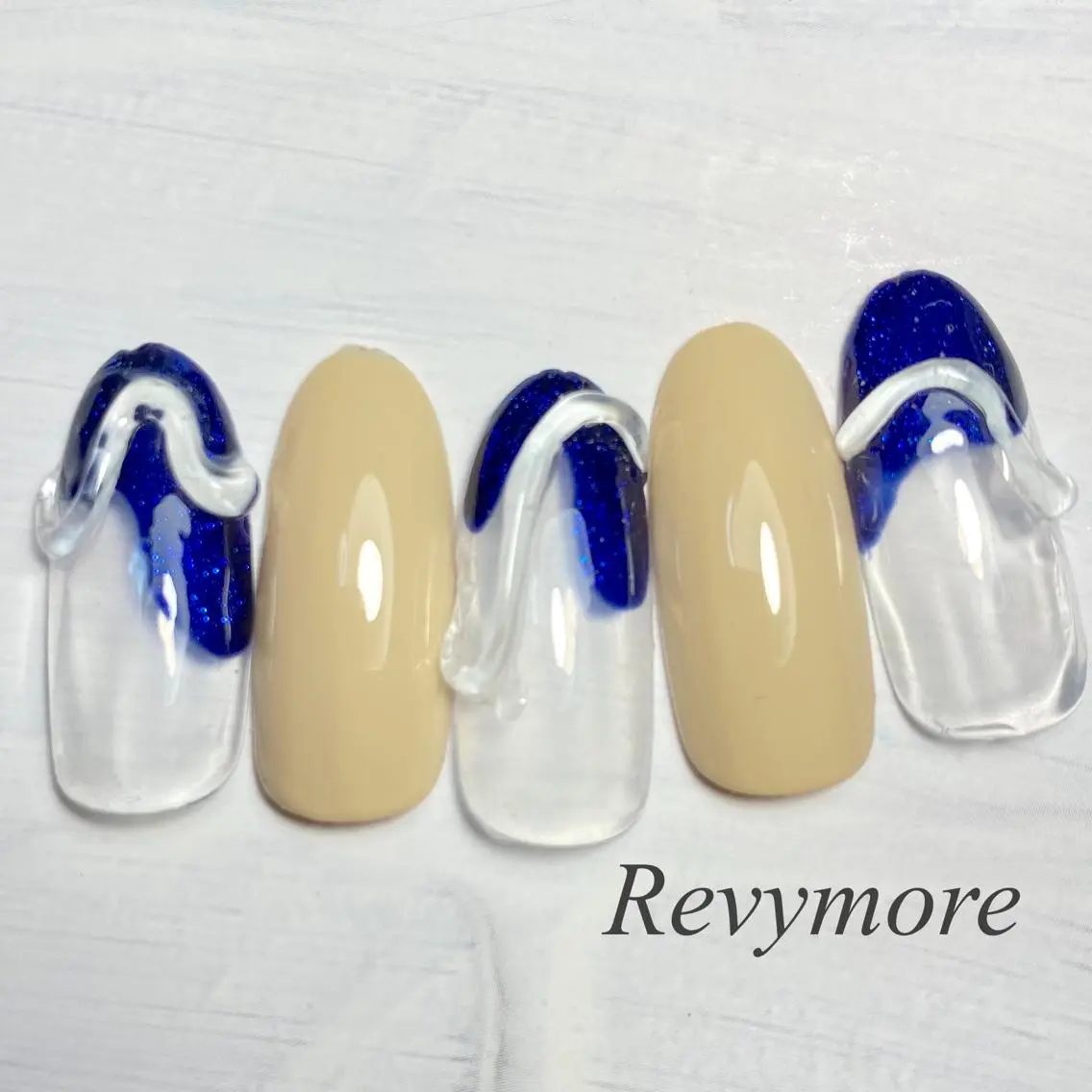 ミディアム ネイル 韓国風ヘア フレンチネイル ジェルネイル キラキラネイル 韓国ネイル nail salon Revymoreのネイルデザイン
